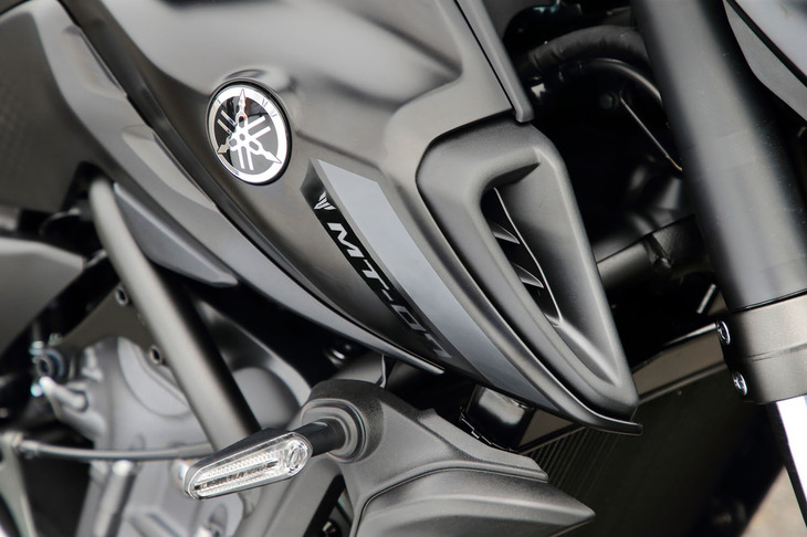 エアスクープを飾るヤマハのエンブレムと「MT-07」のロゴ。MT-07は兄貴分の「MT-09」以上に、エンジンやシャシーを共有する兄弟車、派生モデルを数多く輩出することになった。