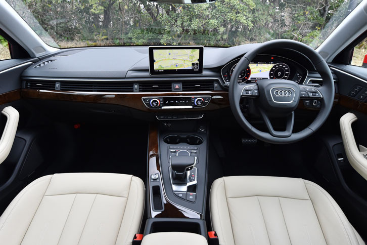 ダッシュボードは水平基調のラインでまとめられており、中央に8.3インチの液晶モニターが装着される。