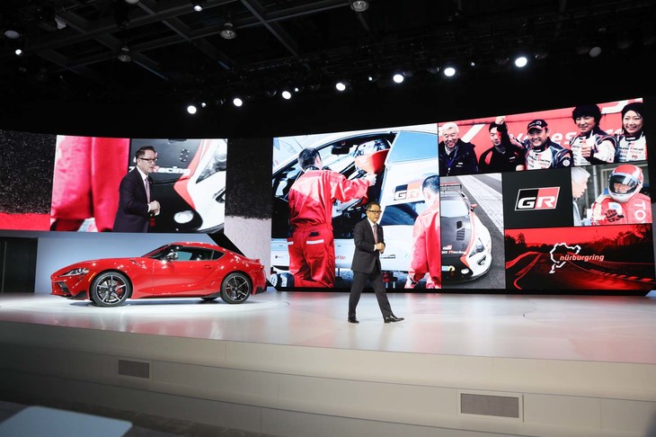 新型「トヨタ・スープラ」に関するプレゼンテーションを行う、トヨタ自動車の豊田章男社長。