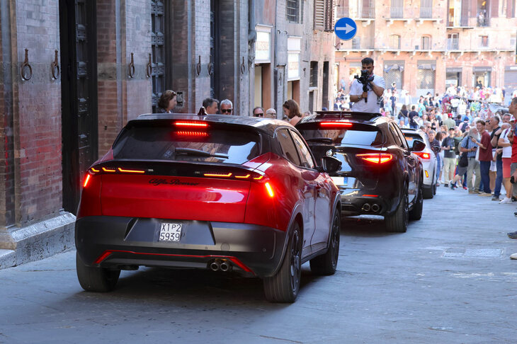 カメラマンが乗る「ステルヴィオ」に続く「ジュニア」。スケーラブルプラットフォーム「STLAスモール」上に構築されたフォルムは、新しいデザイン言語であることがわかる。