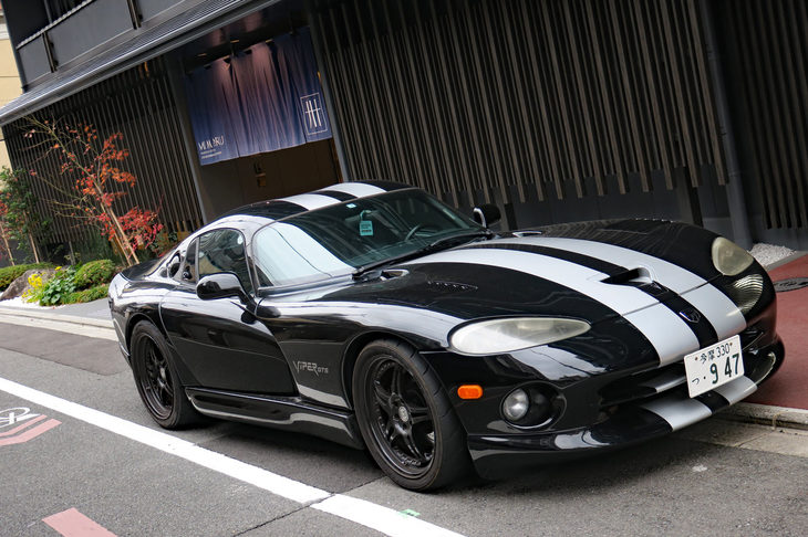 宿泊先のホテルの車止めにて。