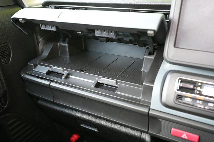 インパネアッパーボックスを開けてみる。