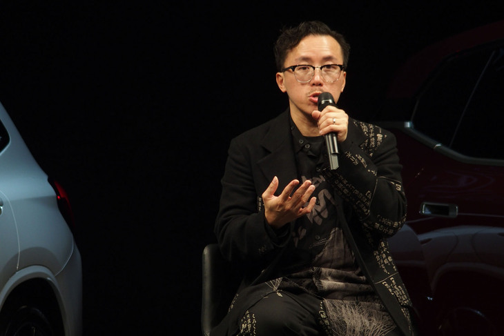 新型電気自動車「BMW iX」「iX3」発表イベントに登壇したレスリー・キー氏。