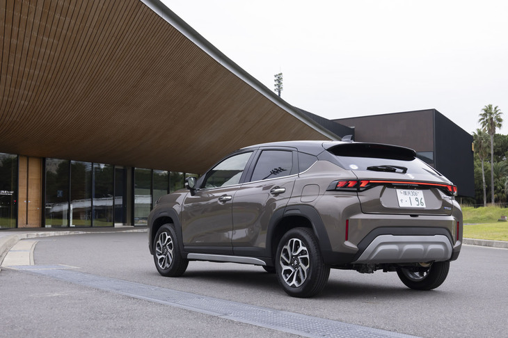 国内ではモノグレード展開で、FF車と4WD車が設定される。この記事に登場するのは、ブラウンのツートンカラーの個体が4WD車（写真）で、シルバーツートンの個体がFF車。