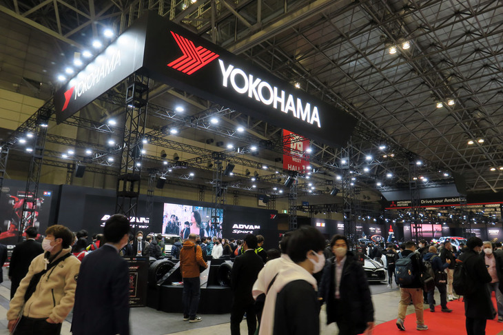 「東京オートサロン2023」におけるヨコハマタイヤのブースの様子。