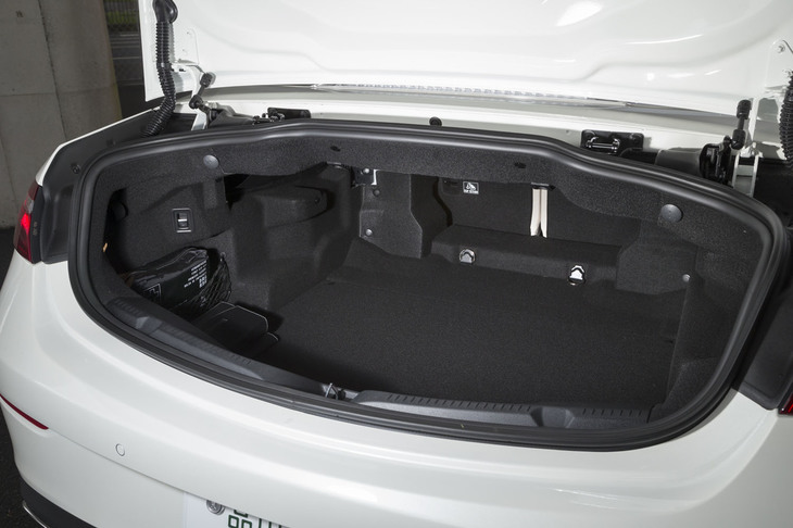トランクルームの容量は、ソフトトップを開けたときが310リッターで、閉めたときが385リッター。