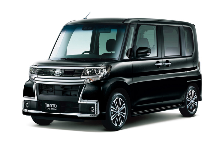 軽トールワゴンの“開祖”である「ダイハツ・タント」の「カスタム RS“トップエディション SA III”」。今ではどこのメーカーの軽ハイトワゴンにも、こうしたカスタム仕様が用意されている。