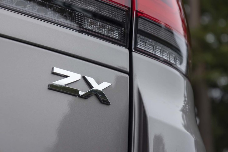 「GRスポーツ」を除いた通常ラインナップでは最上級グレードとなる「ZX」。試乗した3.4リッターガソリンモデルのほかに、3.3リッターディーゼルモデルもある。
