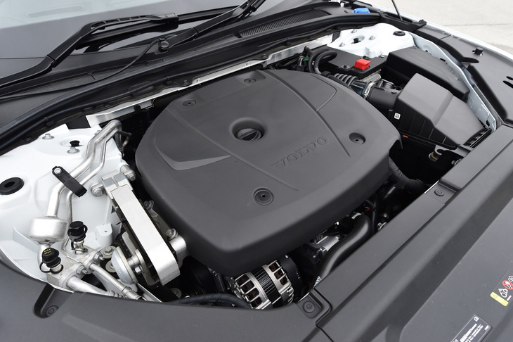 2リッター直4エンジンをスーパーチャージャーとターボチャージャーで過給する「T6」ユニット。最高出力320psと最大トルク400Nmを発生させる。