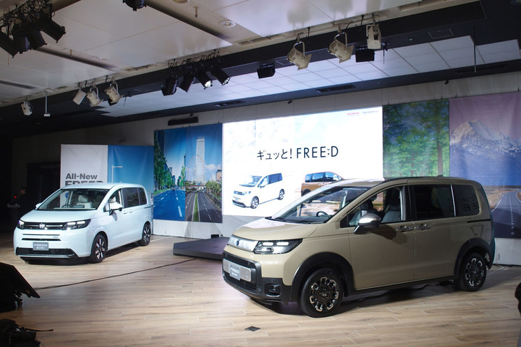 東京・青山のホンダウエルカムプラザ青山において開催された新型「フリード」のテレビCM発表イベントの様子。会場には「フリード エアー」（写真左）と「フリード クロスター」（同右）が展示された。