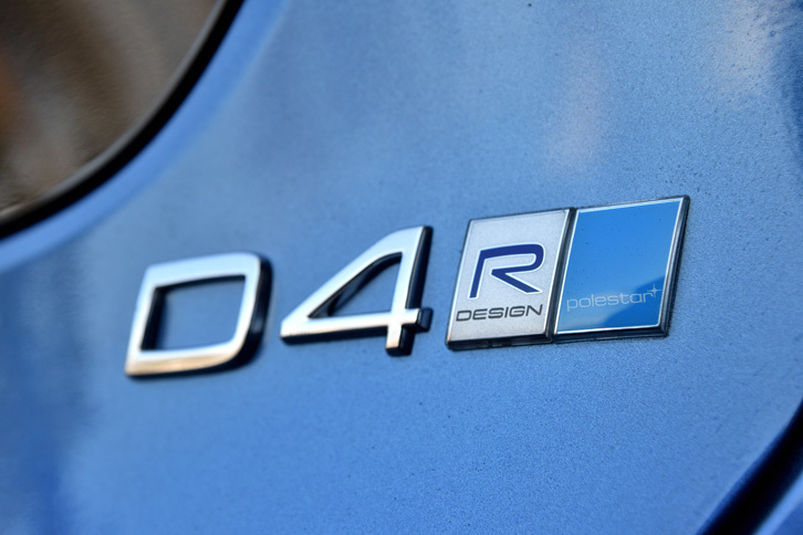 「ポールスター・パフォーマンス・ソフトウエア」の導入によって、エンジンのパフォーマンスが引き上げられており、最高出力は標準D4より10psアップの200psに、最大トルクは同40Nmアップの440Nmを実現している。