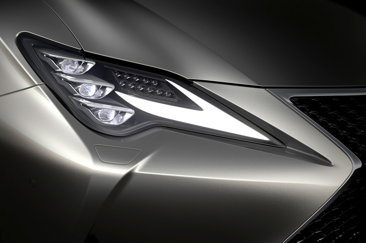 3連LEDのヘッドランプユニットとL字型のLEDクリアランスランプを組み合わせた、新デザインのヘッドランプ。