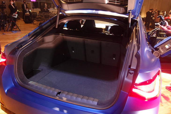 5人乗車時の荷室容量は470リッター。リアシートバックを倒すと、荷室容量を1290リッターに拡大できる。