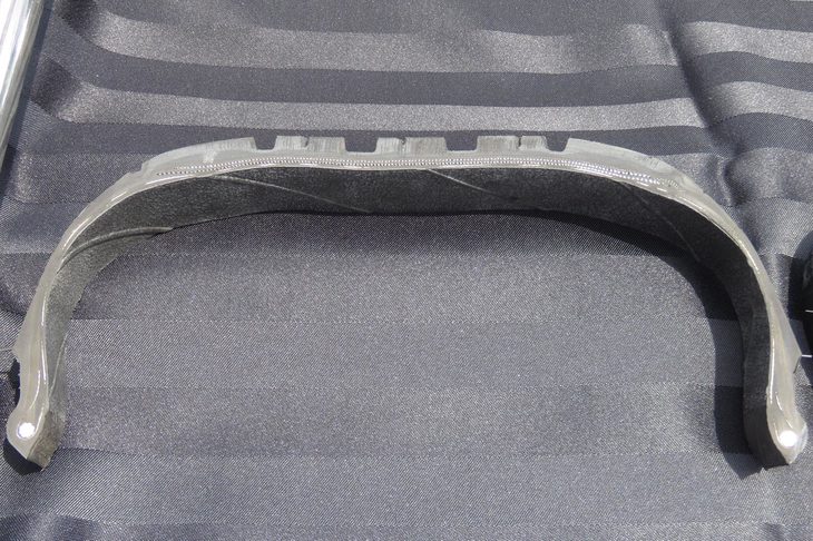 「プライマシー4」の断面。トレッド部を通る4本の縦溝に注目。他の一般的なタイヤでは台形となっているのに対し、よりスクエアな形状となっている。