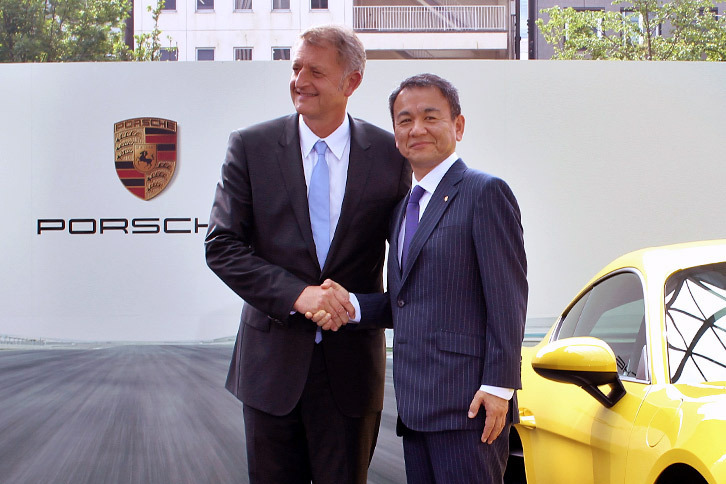 ポルシェ ジャパンの七五三木敏幸代表取締役社長（右）と、ポルシェAGセールス＆マーケティング役員のデトレフ・フォン・プラーテン氏（左）。