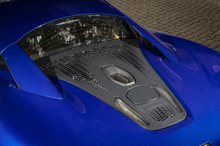 リアミドに搭載される3リッターV6ツインターボエンジンは最高出力585PS/7500rpm、最大トルク585N・m/2250-7000rpm、モーターは同95PS、同225N・mを発生。モーターを加えたシステム最高出力は680PS、同最大トルクは720N・mとなる。エンジンの上部には、ターボの熱を放出するための、チムニーと呼ばれるエアアウトレットが配置される。