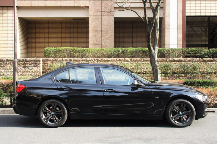 黒いスプレーでホイールに塗装を施した“エリート特急”。