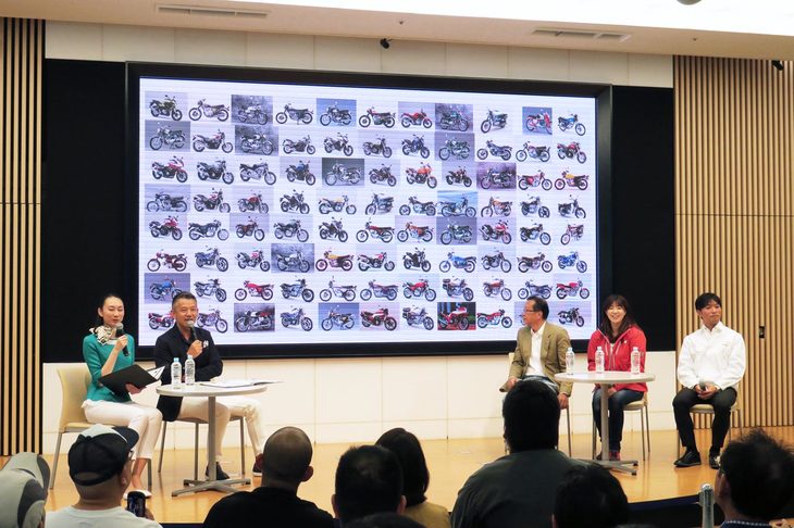 スクリーンに映し出された歴代「ホンダCB」シリーズの総覧。トークショーでは、歴代モデルの中でも、特にエポックメイキングだった車両、登壇者にとって思い入れのある車両の解説も行われた。