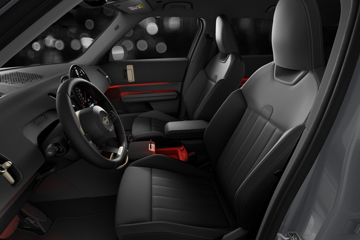 電動調整機構が備わる「べスキンブラックシート」のフロントシートを標準装備としている。