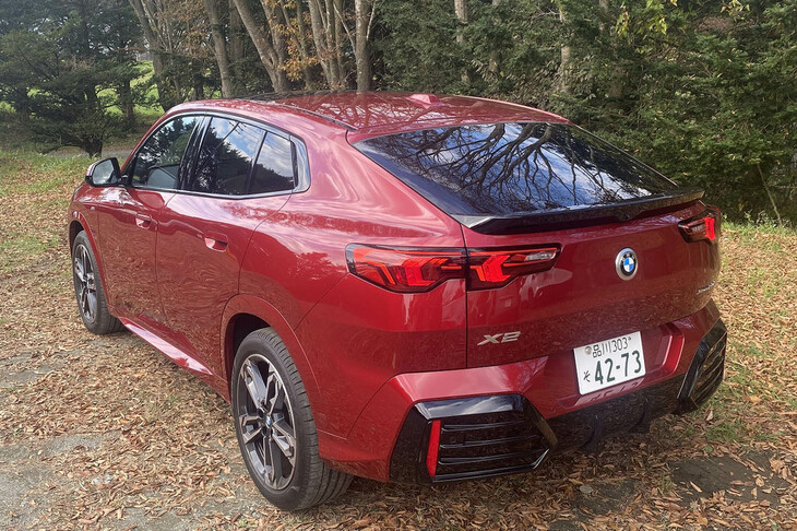 ルーフから流れるようにリアエンドへと続く「X2」のファストバックフォルムがたまらない。ガンダムっぽい造形でハデに武装しているところもかなり気に入っている。