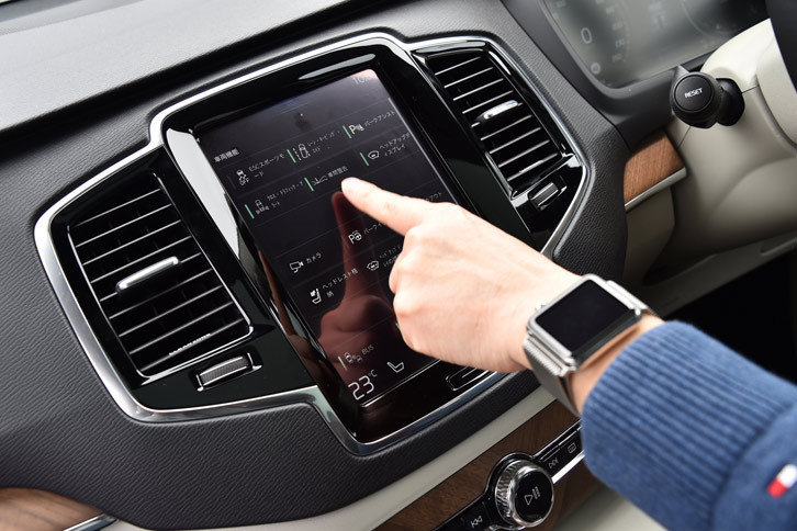 ナビゲーションシステムやオーディオなどだけでなく、運転支援システムの設定もダッシュボードのタッチスクリーンで操作する。