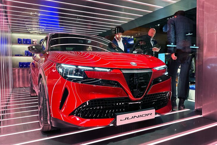 プラットフォームは旧グループPSAが開発した「CMP」（ハイブリッド仕様）と「e-CMP」（EV仕様）を採用している。