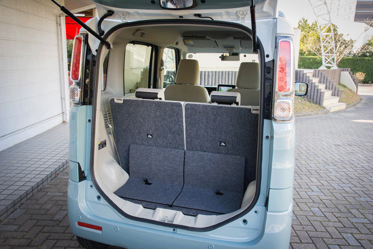 リアのシートバックを倒したり、リアシートをスライドさせたりといった操作は、荷室側からも行えるようになった。（写真をクリックすると、荷室のアレンジが見られます）