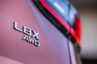 車名の「LBX」は、「Lexus Breakthrough X（cross）-over」を意味しており、「高級車の概念を変えるサイズのヒエラルキーを超えた次世代のレクサス」とうたわれている。