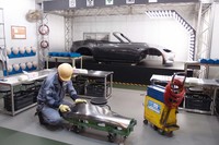 マツダのコーナーは見た目にもマニアック。ここに並ぶ車体や工具は、すべて広島の工場から取り寄せられている。