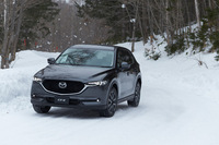 「CX-5」の4WD車には、センサーによってタイヤスリップの予兆を感知し、後輪への駆動力の配分量を調整するアクティブ4WDシステムが採用されている。