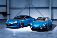 アルピーヌブランド復活の旗手となった新型「アルピーヌA110」（左）と、1960～1970年代にかけて活躍した“オリジナル”の「A110」（右）。