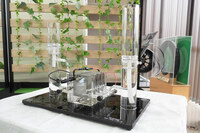 同じくエントランスには、水を電気分解して水素を生成する、お手製の模型が展示されていた。