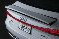 真一文字のテールランプ。その上方には、可動式のリアスポイラーが装着される。