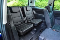 3列目のシートがおまけ扱いされるミニバンも少なくないなか「シャラン」では、大人が長時間座れるスペースが確保されている。