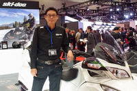 BRPジャパン代表取締役の佐藤 毅氏。BRPの三輪モーターサイクルは、安心してスポーツ走行が楽しめると語る。