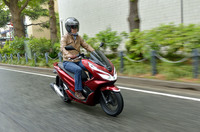 
	「PCX」は、カタログ値で50km/リッター以上の燃費を記録する。実際の走行においても、1回の給油で約400km走行可能とされる。
	