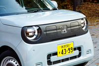 エクステリアデザインはエンジン車の「N-ONE」がベースながら、ヘッドランプの周囲をブラックアウトさせたフロントマスクは印象がだいぶ異なる。長く愛されそうなデザインだ。