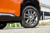 4WDモデルはFFモデルよりも外形寸法が大きい165/60R15サイズのタイヤを標準装備。最低地上高を高く設定している。