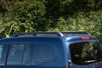 このマルチバータイプのルーフレールはディーラーオプション（7万2690円）で装着できる。レールが二重構造になっており……