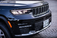 特徴的な逆スラントノーズは、1963年に登場した「ジープ・ワゴニア」をモチーフにデザインされたもの。ジープのアイデンティティーたるセブンスロットグリルには、エアの取り込みをコントロールするアクティブシャッターが備わる。