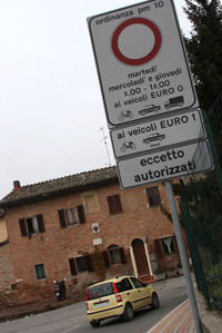 通行止めのバリエーションとして、このような標識も。「火、水、木は欧州排出ガス基準ユーロ0のクルマ禁止、ユーロ1のディーゼル車禁止。許可車両を除く」