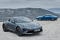 「アルピーヌA110」のカタログモデルは2018年9月に発表された。価格は「ピュア」（奥）が790万円、「リネージ」（手前）が829万円である。