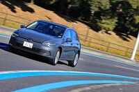 ディーゼル車ということもあり、コーナーでは鼻先がやや重い印象。それでもハンドリングは自然で、ドライビングプレジャーが感じられる。