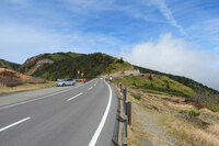 志賀草津高原ルートにて。記者が訪れた日は、久々に万座から草津へ抜ける道が開通していたというのに、「湯釜」を見に行くのを失念してしまった。無念……。