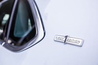 今回の試乗車は「ファーストエディション」と呼ばれる期間限定販売モデル。内外装に専用バッジが備わり、ダイヤモンドキルティングの専用コントラストステッチや「Naim for Bentleyオーディオシステム」など数々のアイテムが標準で装備されている。