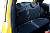 後席の定員は2人。前席と同様に、レザーとアルカンターラで仕立てられている。