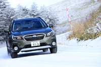 走りに関する点ではサスペンションのチューニングを見直したほか、エンジンやトランスミッション、電動パワーステアリング、ブレーキなどについても改良を実施。快適性を高めるとともに、より人の感覚にあった操作性を追求している。