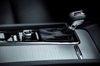 シフトレバー周辺部。写真は「T8ポールスターエンジニアード」のもので、エンジンのオンオフスイッチや走行モードのセレクターが並ぶ。