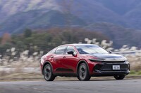 サスペンションはフロントがストラットでリアがマルチリンク。可変ダンパーの「AVS」は「RS」専用装備となっている。