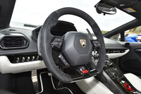 スエードレザーのステアリングホイールはオプション。その背後には、ステアリングとは連動しない固定式のシフトパドルが備わる。